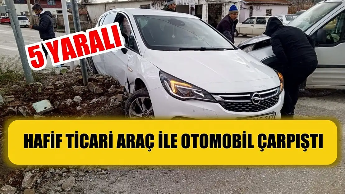 Hafif ticari araç ile otomobil çarpıştı: 5 yaralı