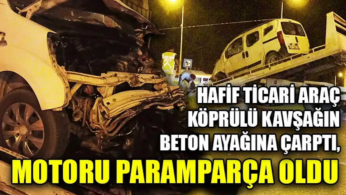 Hafif Ticari Araç Köprülü Kavşağın Beton Ayağına Çarptı, Motoru Paramparça Oldu