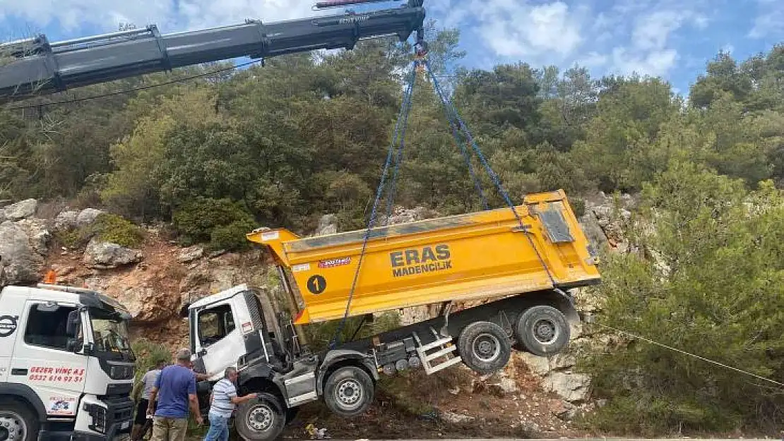 HAFRİYAT KAMYONU DEVRİLDİ, KİLOMETRELERCE ARAÇ KUYRUĞU OLUŞTU