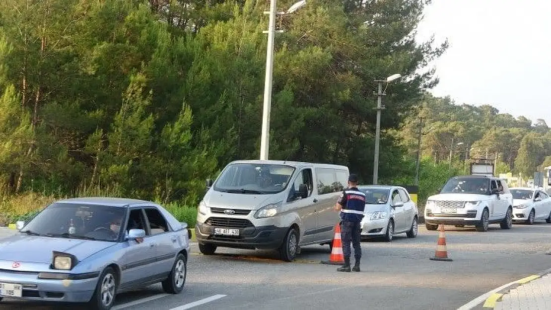 Hafta sonu tatilcileri Marmaris giriş noktasında uzun kuyruklar oluşturdu