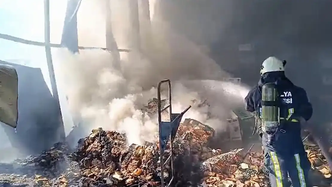 Halk ekmek fabrikasının deposu alev alev yandı