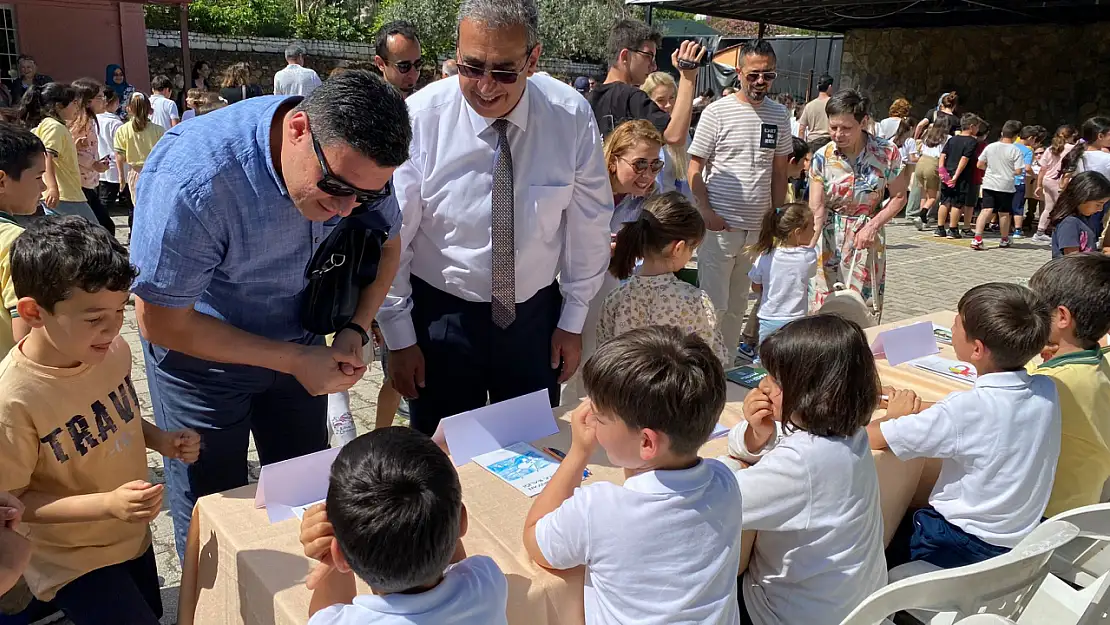 'Haydi Yazalım Gari' projesini imza günü yapıldı