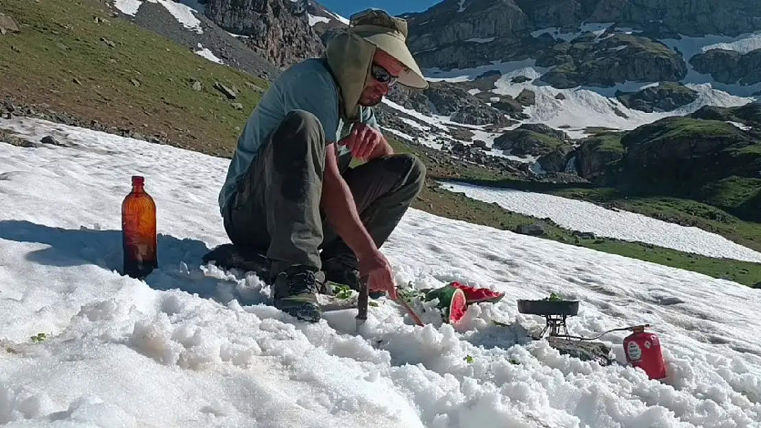 Haziran ayında kara pekmez döküp yedi