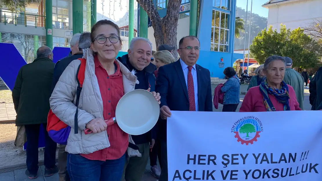 HÜKÜMETE TENCERE VE TAVA GÖSTERDİLER