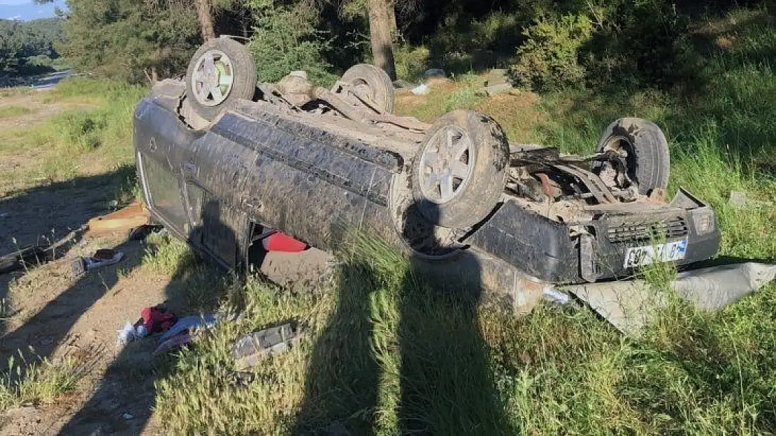 Hurdaya dönen otomobilin sürücüsü araçtan kendi imkanı ile çıktı