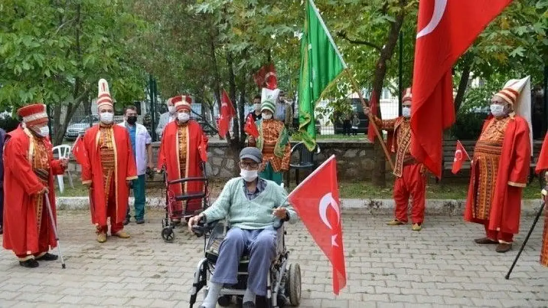 HUZUREVİ MEHTER TAKIMI İLK GÖSTERİSİNİ YAPTI