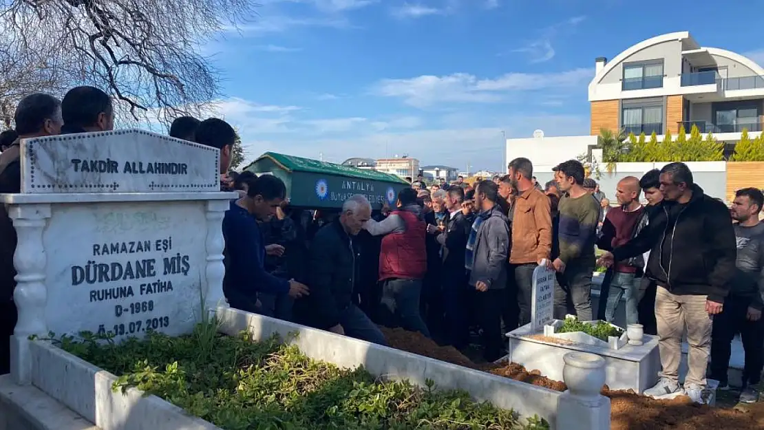 İçleri yakan kare: İsmini aldığı ağabeyi ile 5 yaşındayken kaybettiği annesinin yanına defnedildi