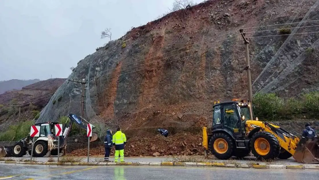 İçmeler'de heyelan yolu kapattı