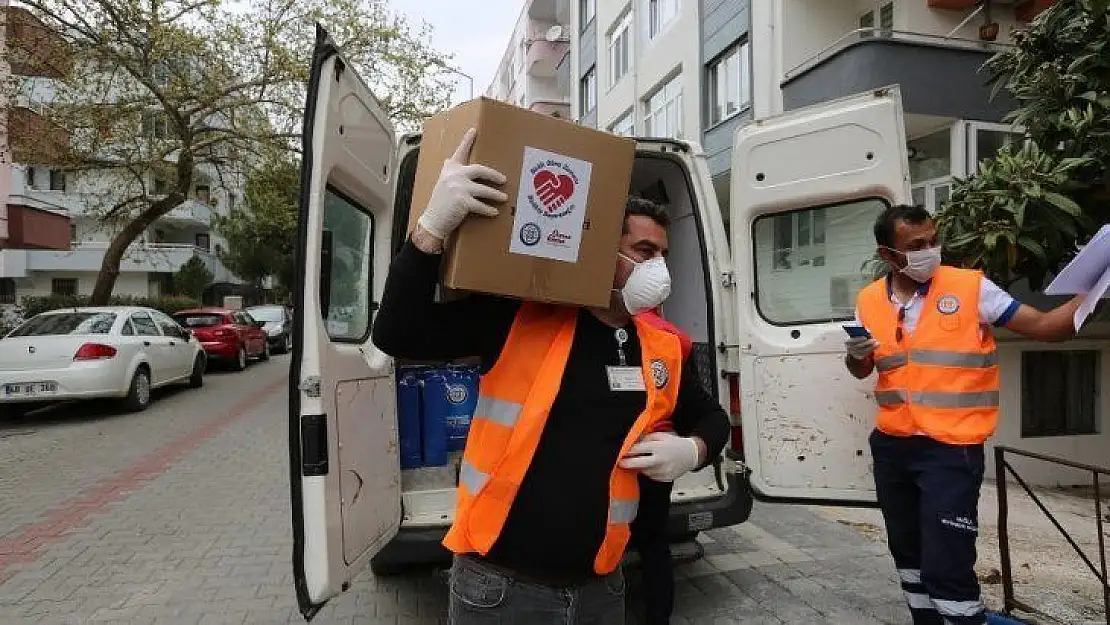 İhtiyaç sahiplerine gıda ve hijyen paketleri dağıtılıyor