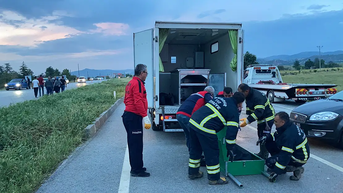 İki otomobil kafa kafaya çarpıştı, ortalık savaş alanına döndü