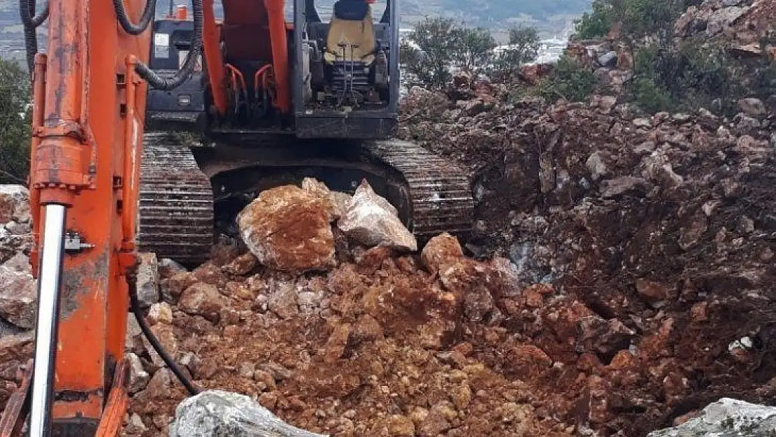 İş makinesi ile kaçak kazı yaparken yakalandılar