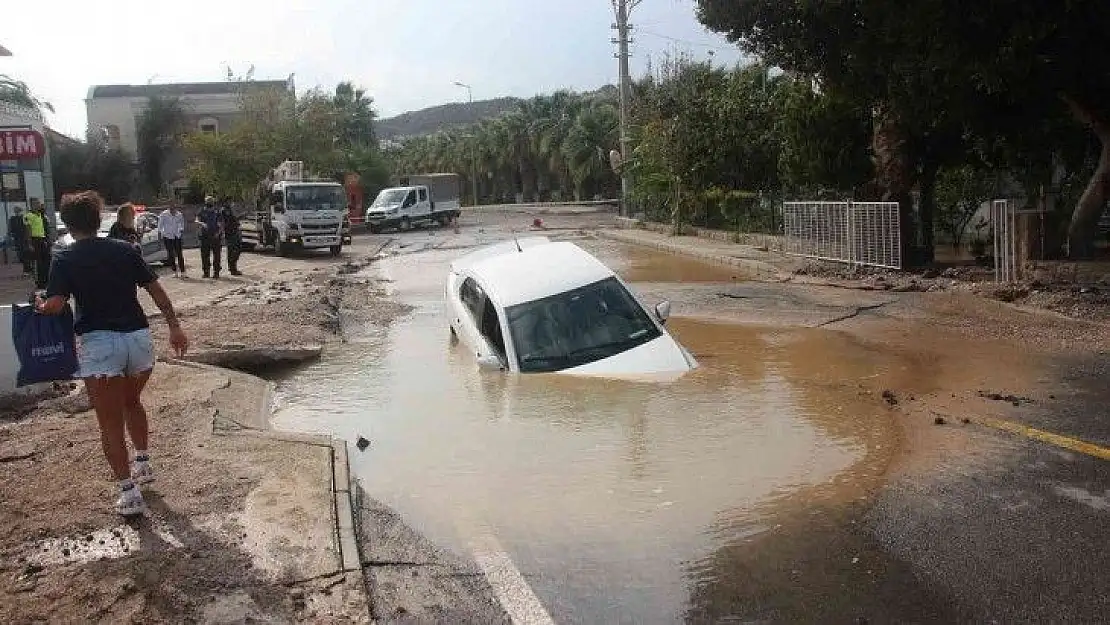 İsale hattı patladı, çukura otomobil düştü