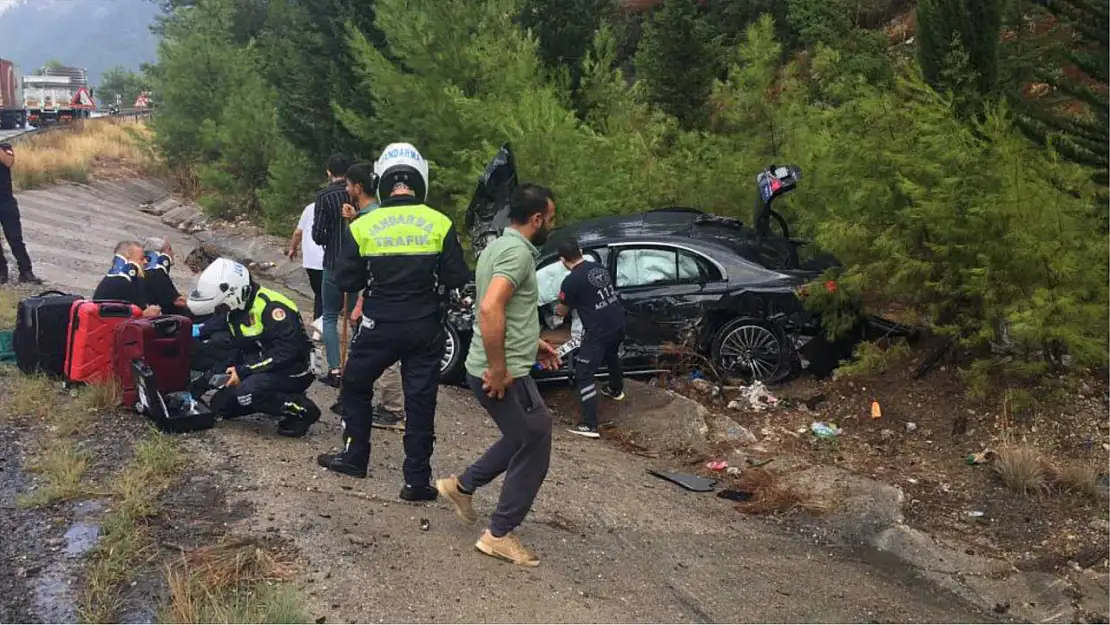 Isparta-Antalya Karayolu'nda otomobil kamyonla çarpıştı: 1'i ağır 3 yaralı