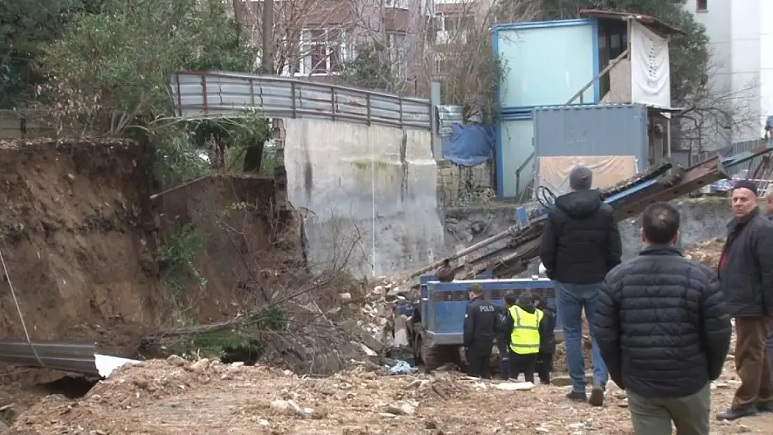 İstinat duvarı iş makinesinin üzerine çöktü: 1 yaralı