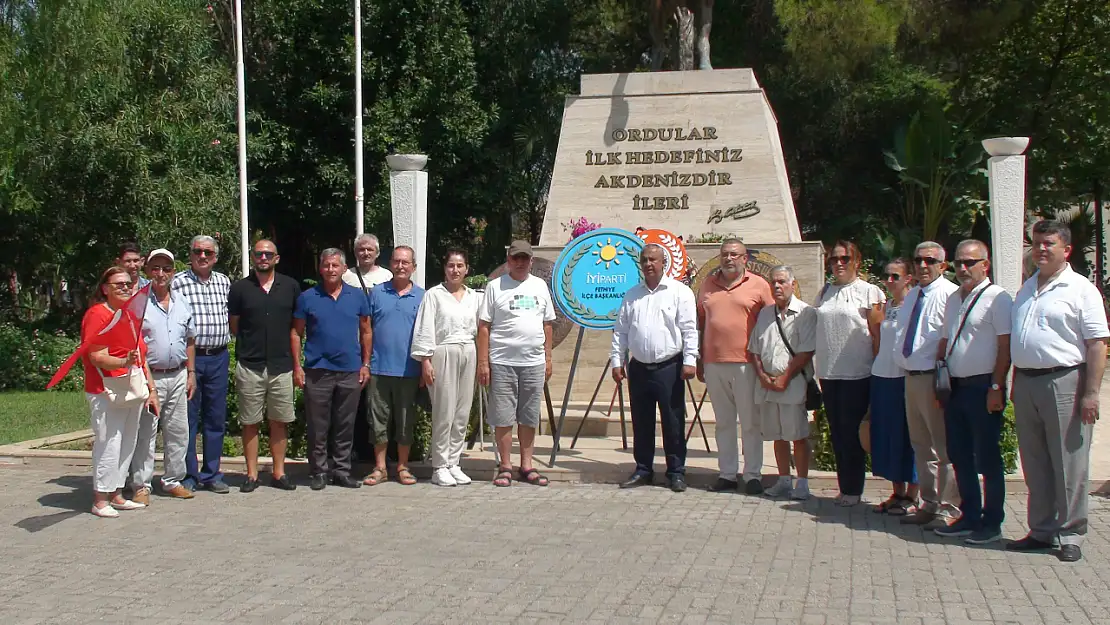 İYİ Parti'den çelenk sunma töreni