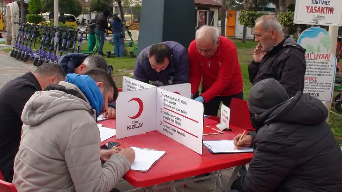 İYİ PARTİ'DEN KIZILAY'A KAN BAĞIŞI