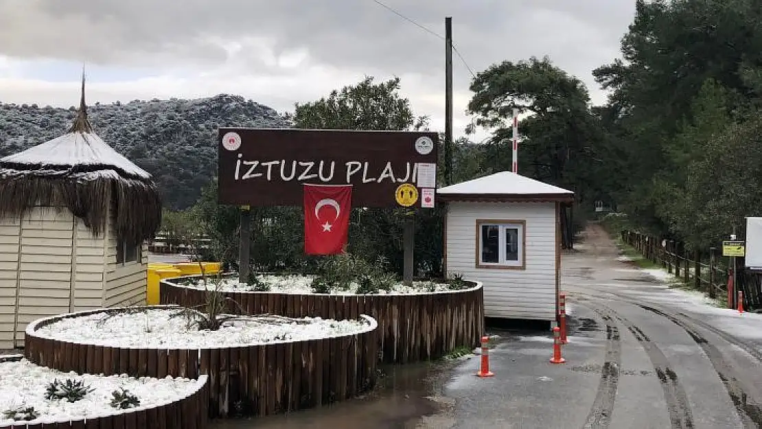 İztuzu Plajı'na ilk kez kar yağdı