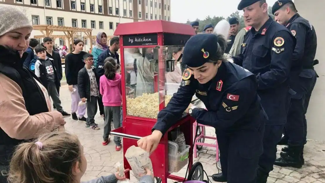 JANDARMA'DAN DEPREMZEDE ÇOCUKLARA MORAL ZİYARETİ