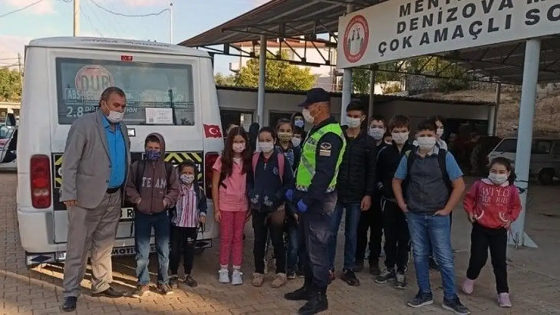 Jandarma servis araçlarını hem denetledi, hem maske dağıttı