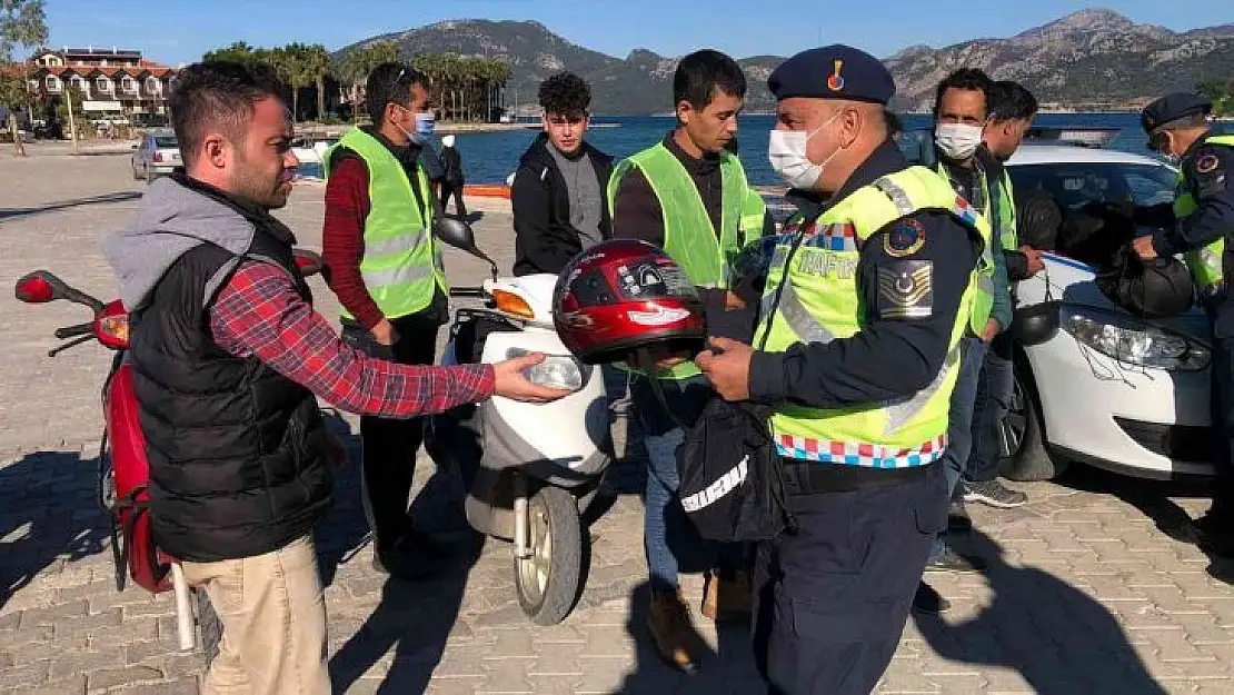 Jandarma Trafik Timleri hem denetim yaptı hem de kask ve yelek dağıttı