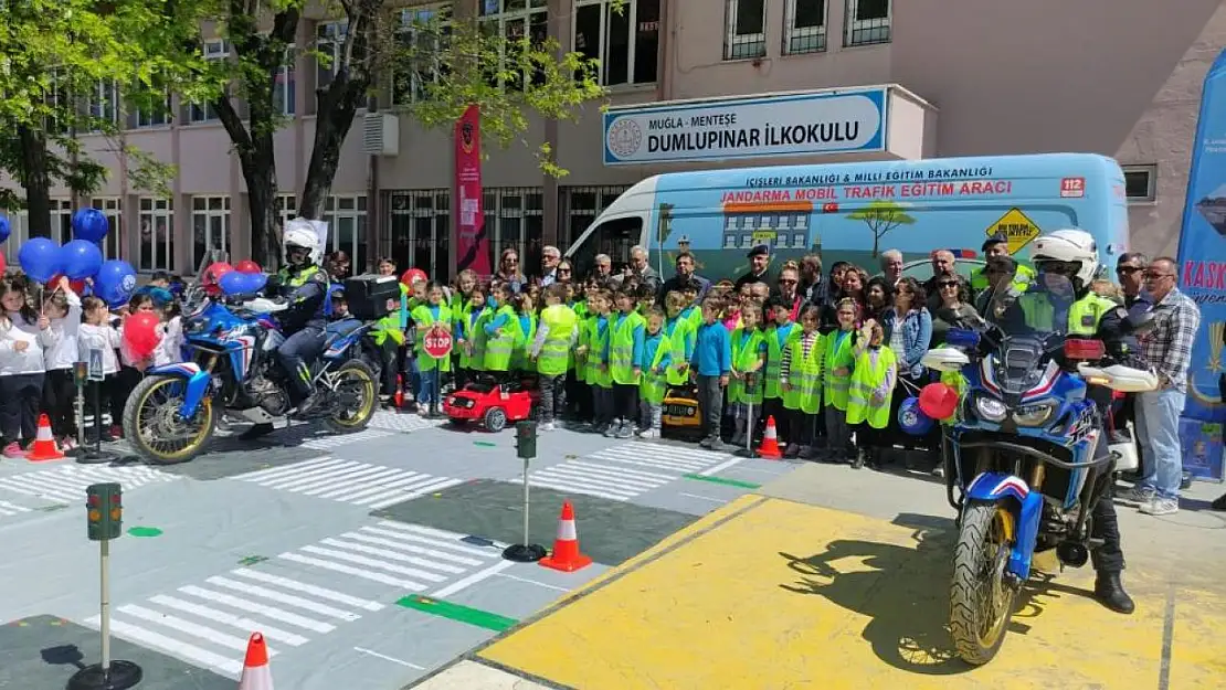 Jandarmadan öğrencilere reflektif yelek