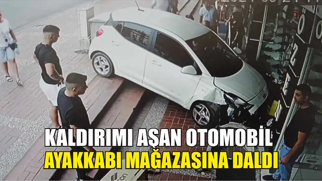 Kaldırımı aşan otomobil, ayakkabı mağazasına daldı