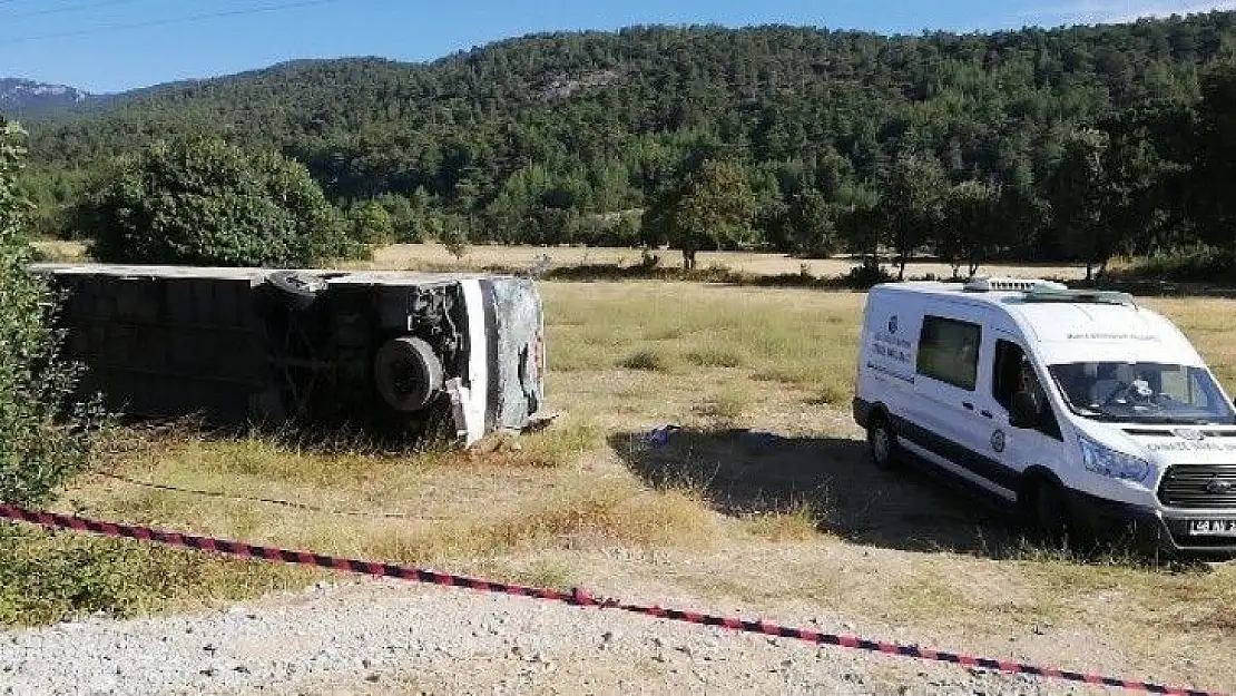 Kalp krizi geçiren Tur otobüsü şoförü, öğrenci servisine çarptı:1 ölü 59 yaralı