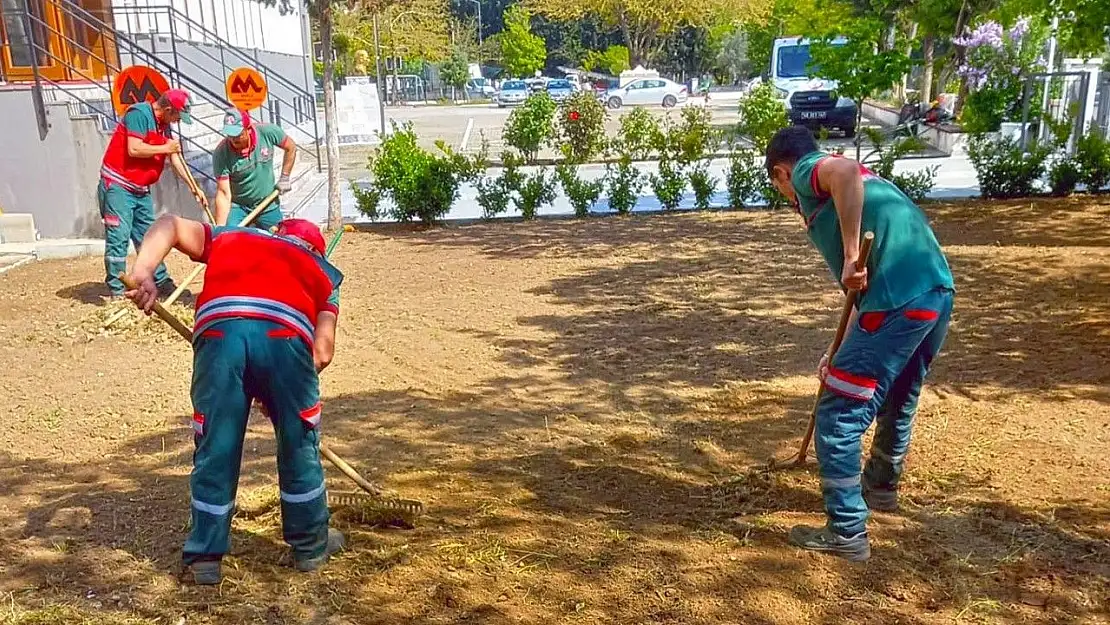 Kamu Kurumlarındaki Yeşil Alanların Bakımı Yapılıyor