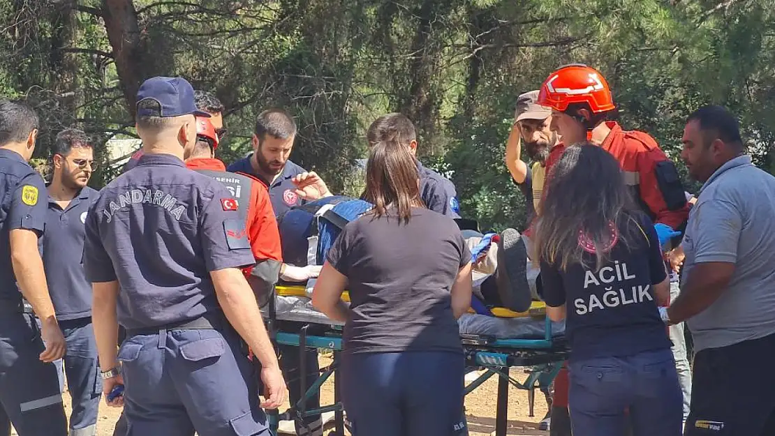 Kamyon minibüsün üzerine devrildi: 1 ölü, 2 yaralı