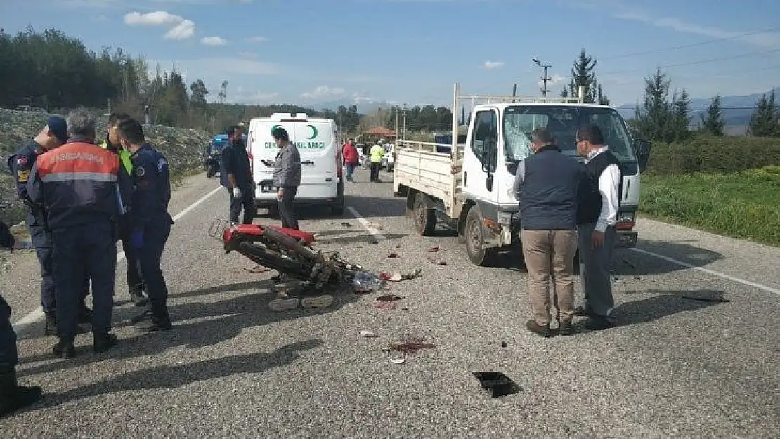 Kamyonet ile motosiklet çarpıştı: 1 Ölü