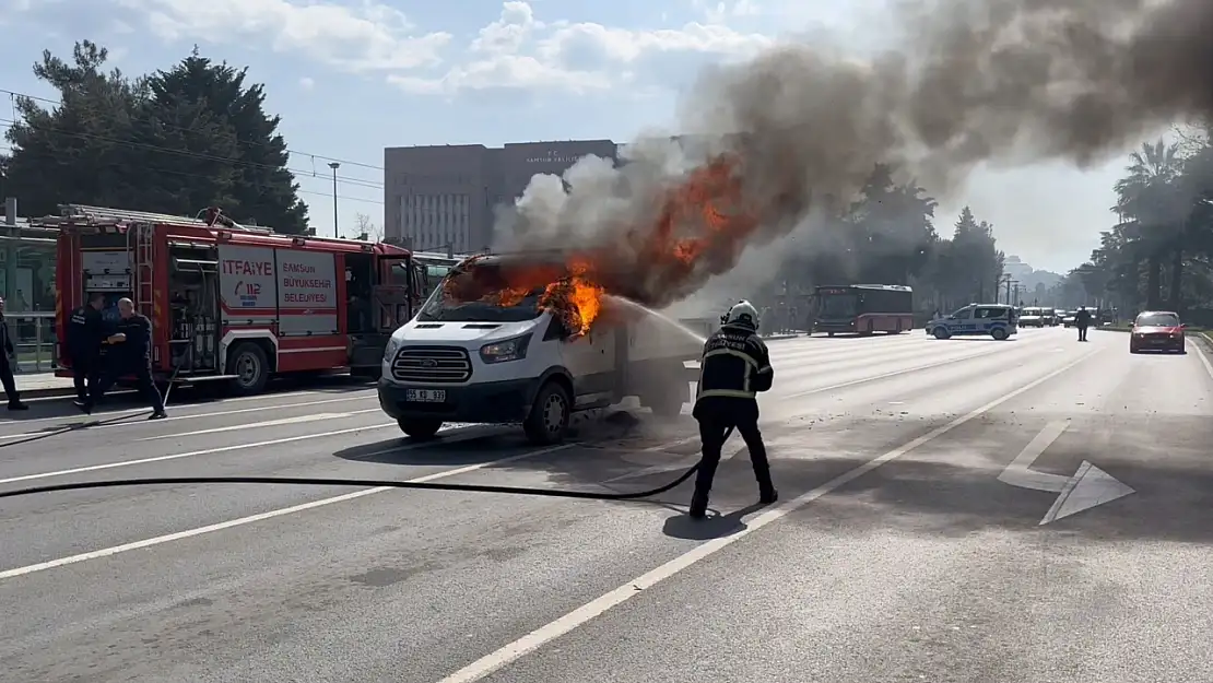 Kamyonet Yol Ortasında Alev Alev Yandı: O Anlar Anbean Kamerada