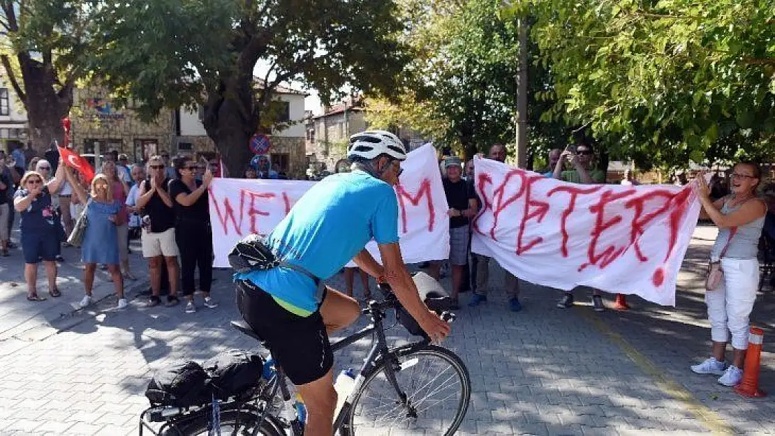 Kanserle mücadeleye dikkat çekmek için bisikletle İngiltere'den Fethiye'ye geldi