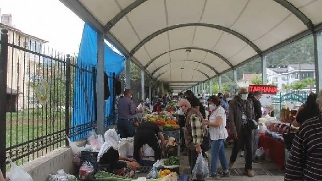 Kapanma öncesi vatandaşlar pazarlara akın etti 