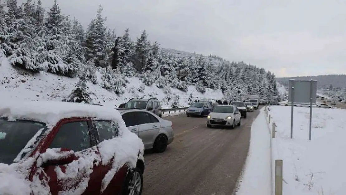 Kar Denizli'nin Antalya ve Muğla ile olan ulaşımında aksamalara neden oldu