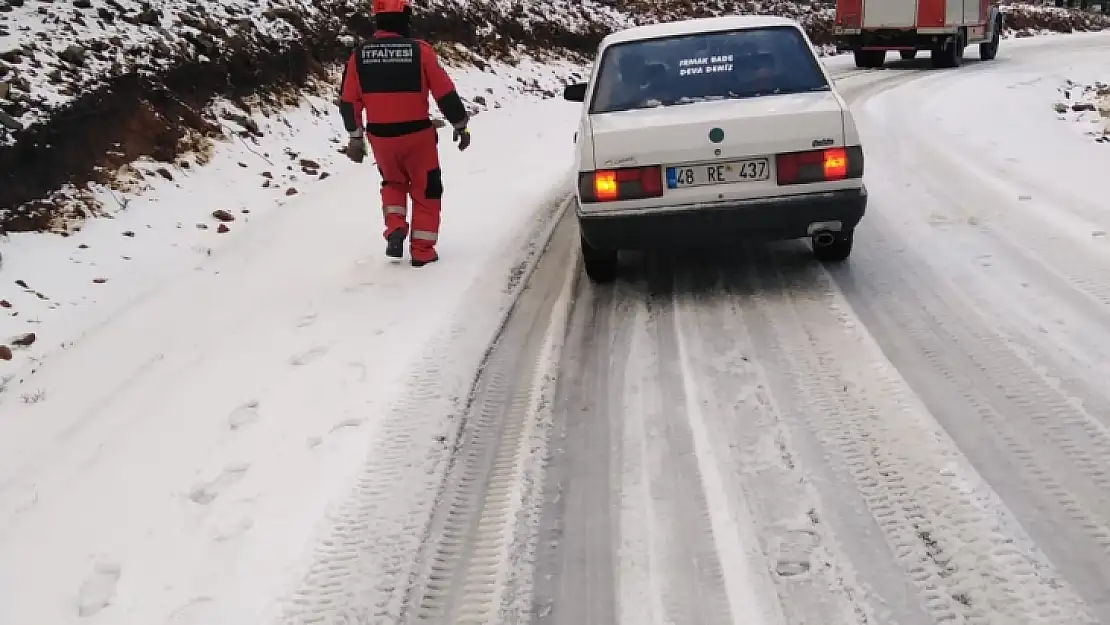 Kar yağdı, yaylada 15 kişi mahsur kaldı