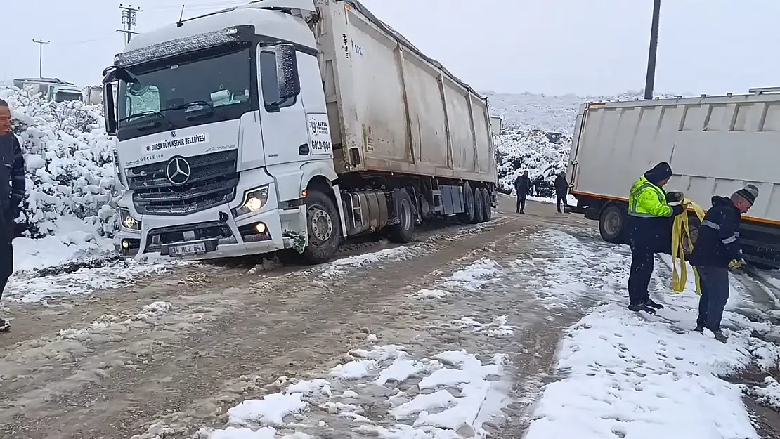 Kar yağışı sonrası tırlar yolda kaldı