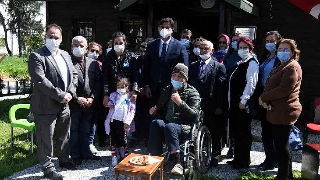 Karaca, Otizm Farkındalık Günü dolayısıyla ziyaretlerde bulundu