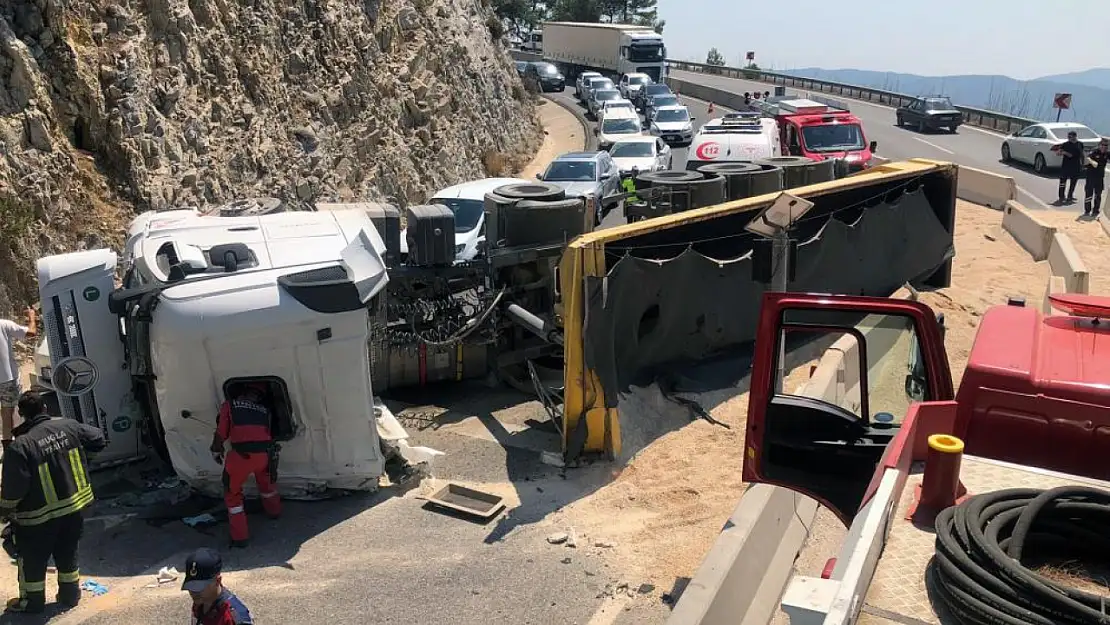 Karayolu tek şeritten trafiğe açıldı