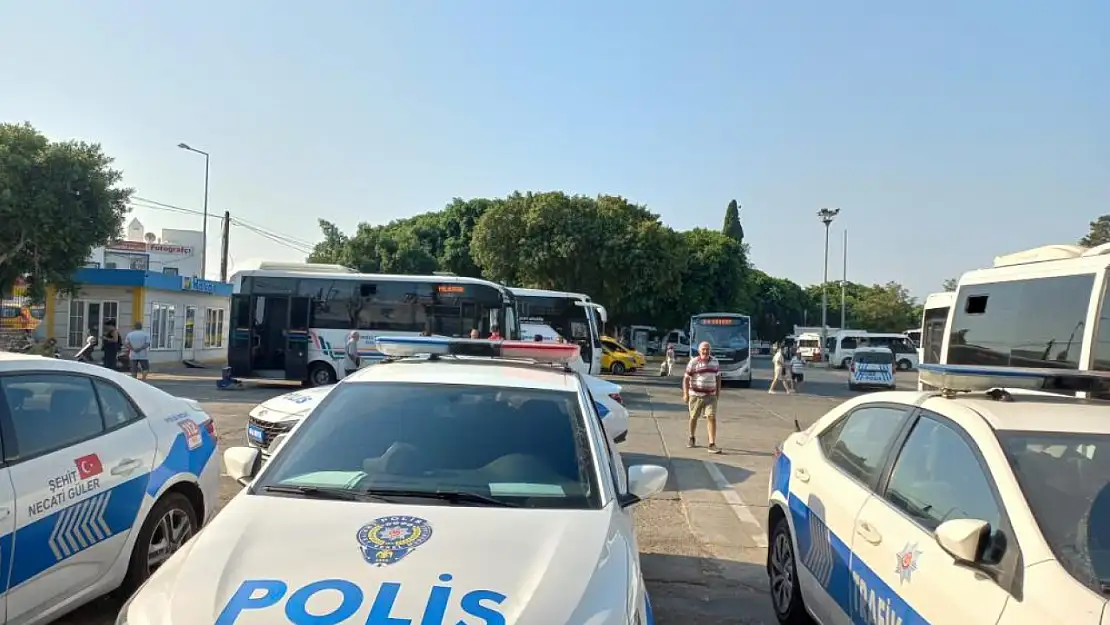 Kavgayı ayırmaya çalışan polis bıçaklandı