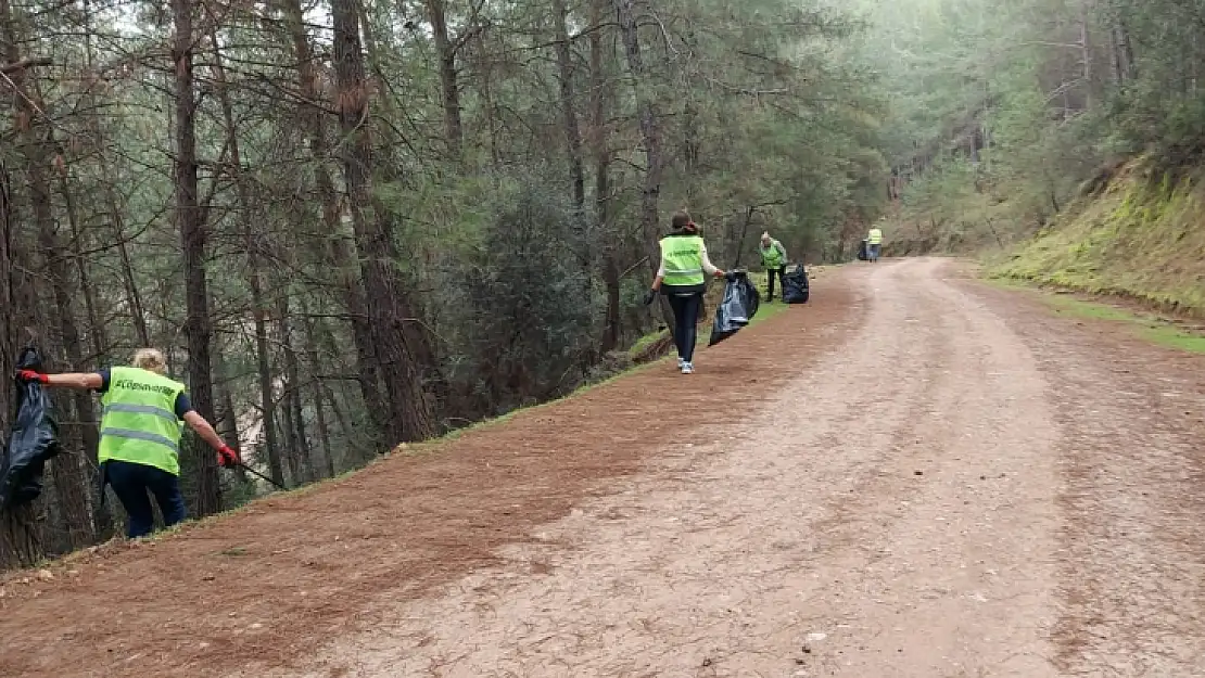 Kayaköy'de 3 ton çöp toplandı