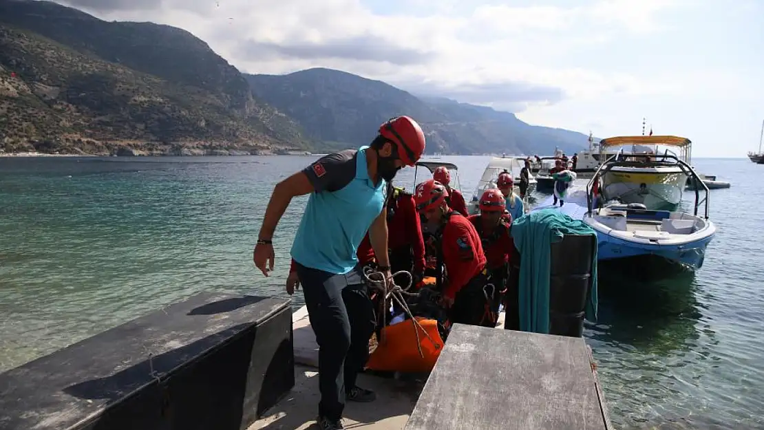 Kayalıklara düşen İngiliz paraşüt pilotu hayatını kaybetti