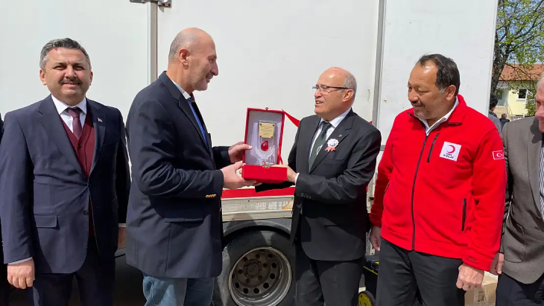 Kaymakam Balcıoğlu'ndan kan bağışçısına plaket