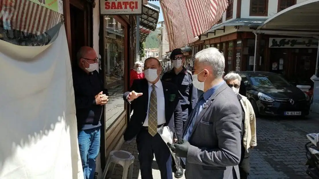 Kaymakam Caner Yıldız vatandaşa maske dağıttı