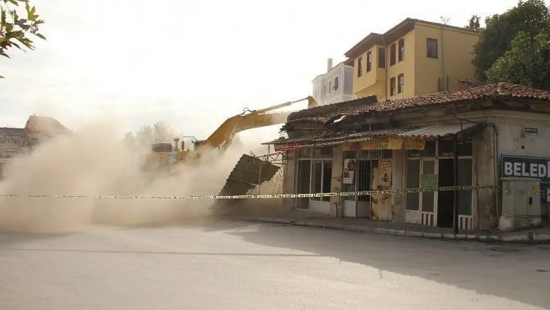 Kazı çalışmaları öncesi yıkım çalışmalarına başlanıldı