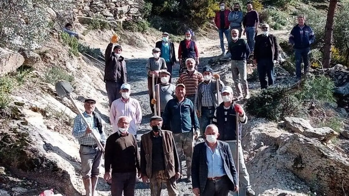 Kendi imkanlarıyla zeytinlik yollarını yaptırdı