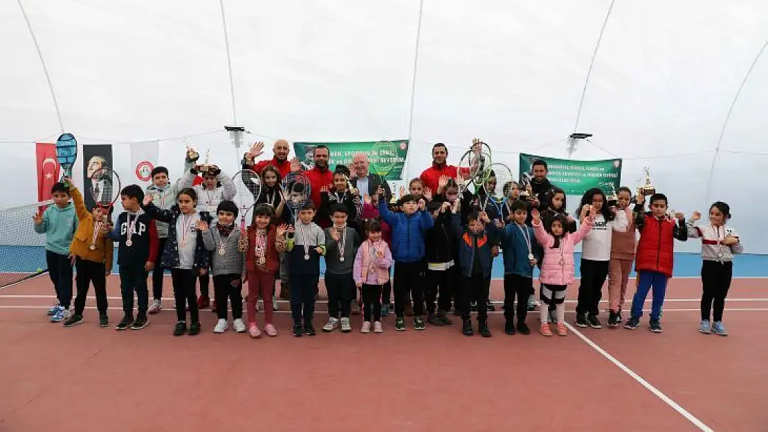 Kendileri küçük, tenis sevgileri büyük 