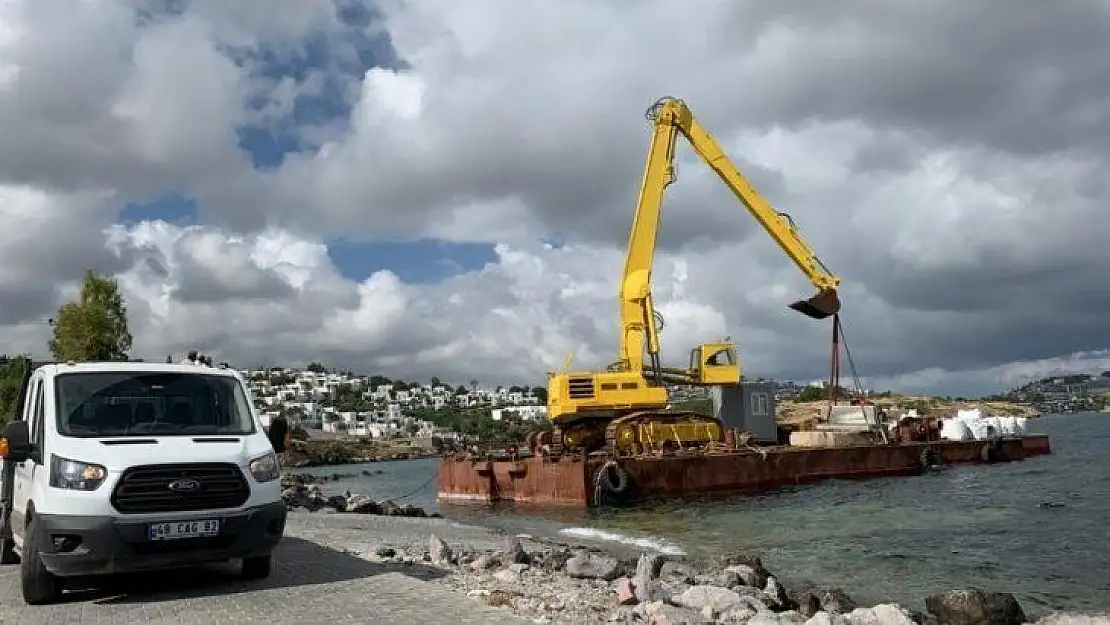 Kepçe ile denizin dibini kazdılar, çuvallar dolusu kum getirdiler