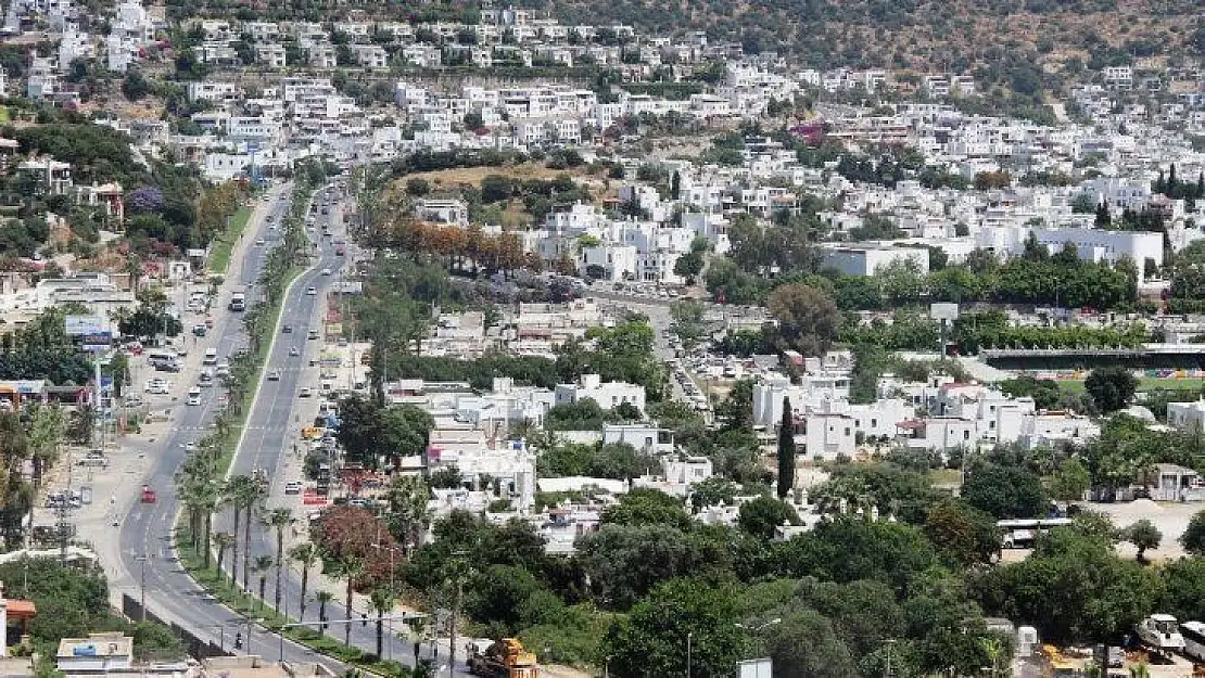 Kilometrelerce kuyruk oluşan yollar bomboş kaldı