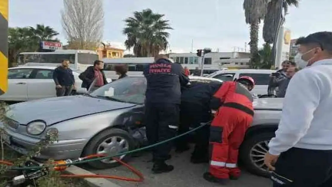 KIRMIZI IŞIK İHLALİ KAZA GETİRDİ: 6 YARALI