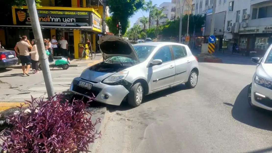 Kırmızı ışık ihlali yapan sürücü otomobiliyle kaldırıma çıktı